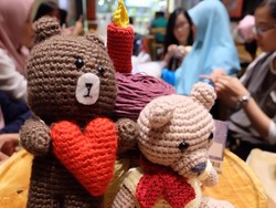 Keren, Komunitas Ini Gemar Beramal Lewat Merajut