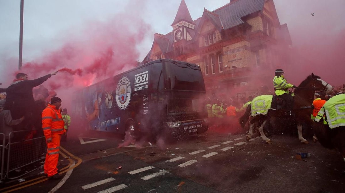 Bus Manchester City dilempari oleh suporter Liverpool menjelang pertandingan (Foto: Carl Recine/Action Images via Reuters)