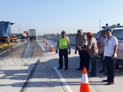 Ini Kronologi Bus Pariwisata Tabrak Tronton Minyak di Tol Ngawi