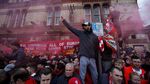 Teror Anfield untuk City: Botol Melayang, Flare Menyala