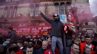 Sambil membentangkan tangan dan menyanyikan chant, fans Liverpool membuat bising sekitar Anfield. (Foto: Carl Recine/Reuters)