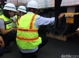 Sambil Jongkok, Menhub Cek Gerbong MRT