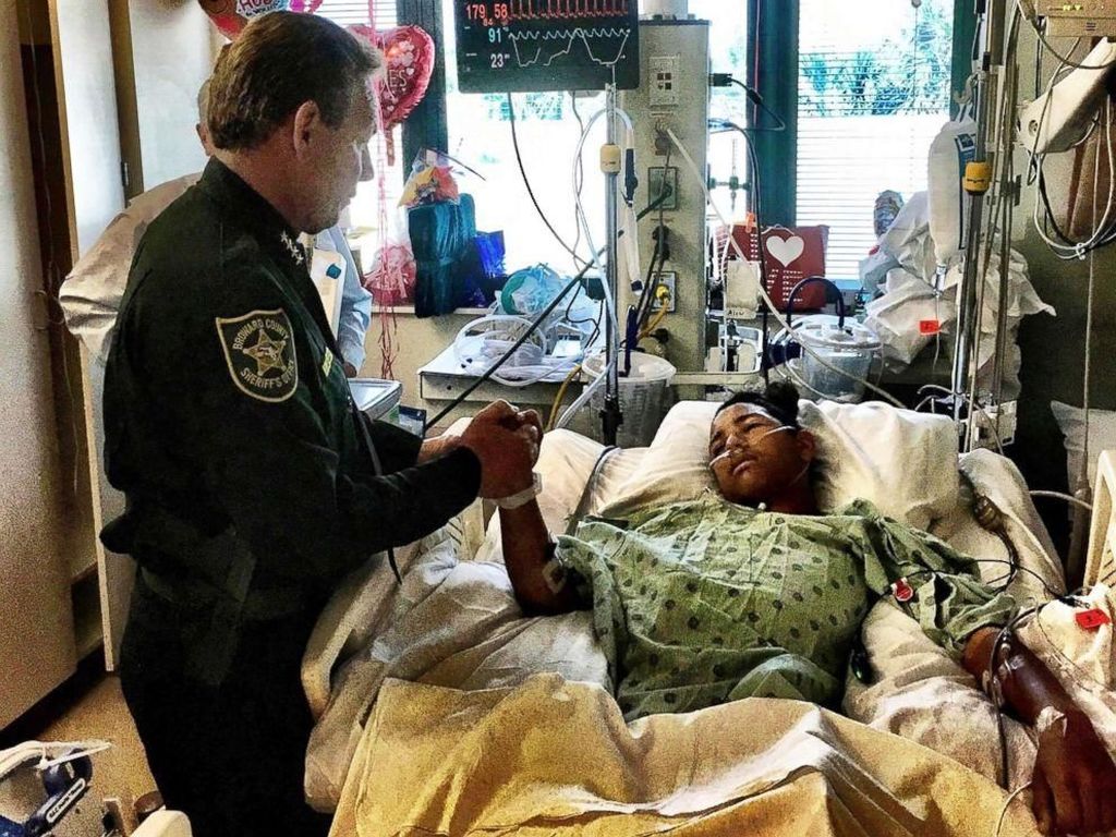 Siswa yang Lindungi Temannya dari Penembakan Florida Pulang dari RS Siswa yang Lindungi Temannya dari Penembakan Florida Pulang dari RS