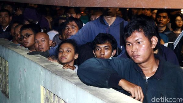 Lokasi Penyanderaan di Pondok Labu Dikerumuni Warga