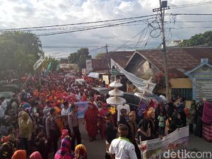Rimpu Tembe, Pawai Unik Warga Dompu NTB Rimpu Tembe, Pawai Unik Warga Dompu NTB