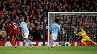 Tembakan jarak jauh Alex Oxlade-Chamberlain memperbesar keunggulan Liverpool menjadi 2-0. Foto: Carl Recine/Action Images via Reuters
