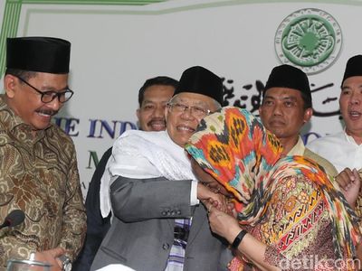 Minta Maaf, Sukmawati Cium Tangan Ketum MUI Maruf Amin
