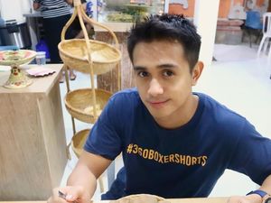 Ini Gaya si Kece Ajun Perwira Saat Bakar Sate dan Makan Burger