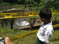 Garis Polisi Dipasang agar Pengunjung Tak Nekat Swafoto di Spillway