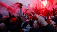 Tak lama kemudian hampir semua fans menyalakan flare di luar Anfield. (Foto: Carl Recine/Reuters)