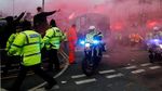 Teror Anfield untuk City: Botol Melayang, Flare Menyala