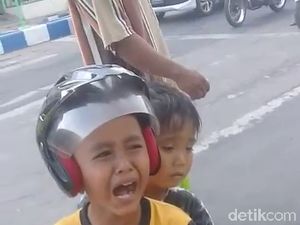 Polisi Kawal Bocah yang Naik Motor Mini di Jalanan Polisi Kawal Bocah yang Naik Motor Mini di Jalanan
