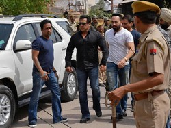 Memakai Kemeja Hitam, Gaya Salman Khan saat Divonis 5 Tahun Penjara Memakai Kemeja Hitam, Gaya Salman Khan saat Divonis 5 Tahun Penjara