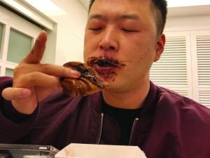 Makan Croissant Sampai Tangan dan Mulut Belepotan Sedang Tren di Malaysia Makan Croissant Sampai Tangan dan Mulut Belepotan Sedang Tren di Malaysia