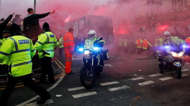 Bus Manchester City dilempari botol, kaleng, dan suar ketika mendatangi Stadion Anfield.