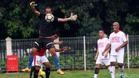 Penjaga gawang dari legenda Indonesia berhasil mematahkan serangan timnas wanita.