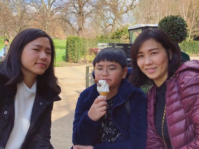 Tak Cuma Potong Rambut, Veronica Tan Juga Masak Buat Anak ketika Imlek