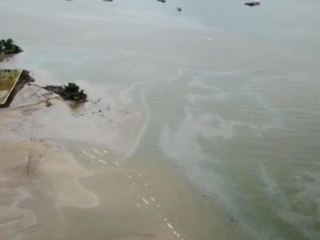Potret Tumpahan Minyak di Teluk Balikpapan dari Udara