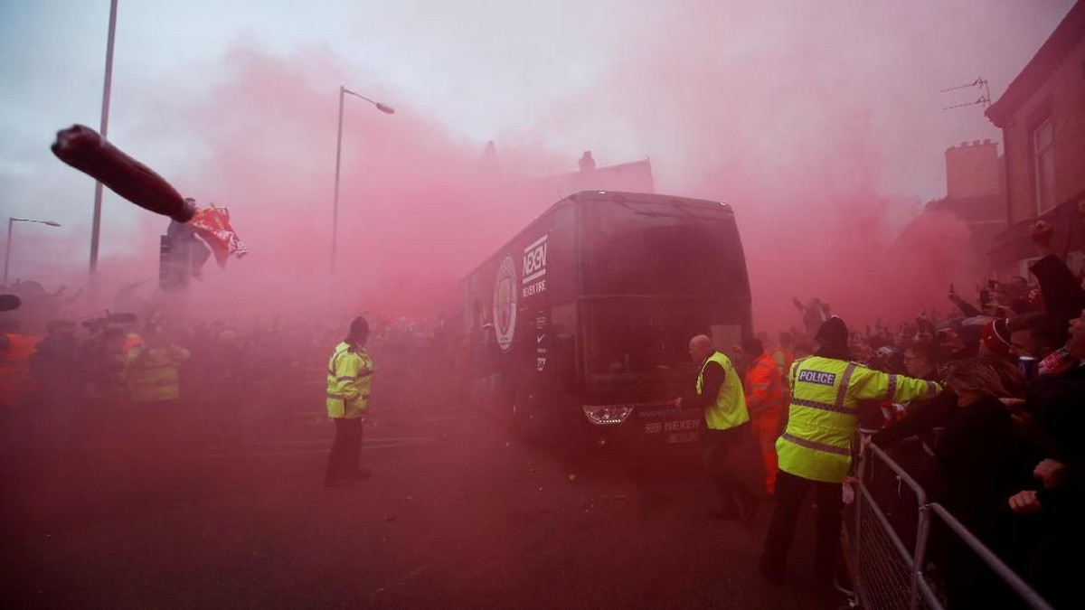 Bus Manchester City diserang saat tiba di Anfield pada laga leg pertama perempatfinal Liga Champions (Foto: Reuters)
