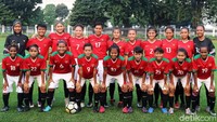 Timnas wanita Indonesia bertanding melawan legenda Indonesia.