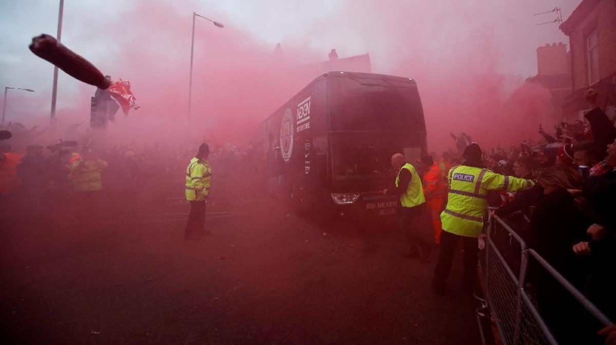 Bus Manchester City dilempari oleh pendukung Liverpool (Reuters/Carl Recine)