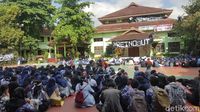 Demo Besar-besaran Pelajar SMA 2 Malang Berujung Pencopotan Kepsek