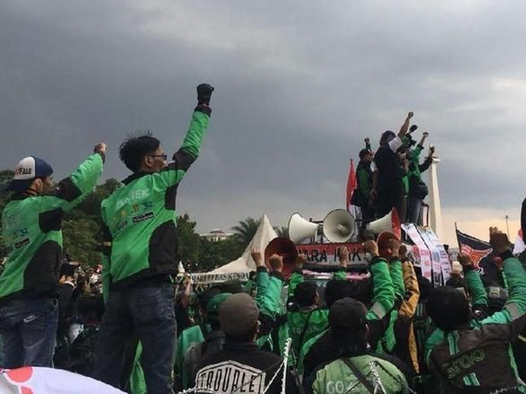 Posisi Pengemudi dalam Industri Transportasi Online Posisi Pengemudi dalam Industri Transportasi Online