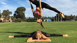 The Rybka Twin, Si Kembar Cantik yang Senang Yoga Akrobatik