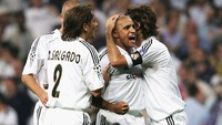 1. Roberto Carlos dicatat sebagai bek tersubur dalam sejarah Liga Champions. Mantan pesepakbola yang tiga kali menjuarai Liga Champions bersama Real Madrid itu mencetak total 16 gol. (Foto: Shaun Botterill/Getty Images)