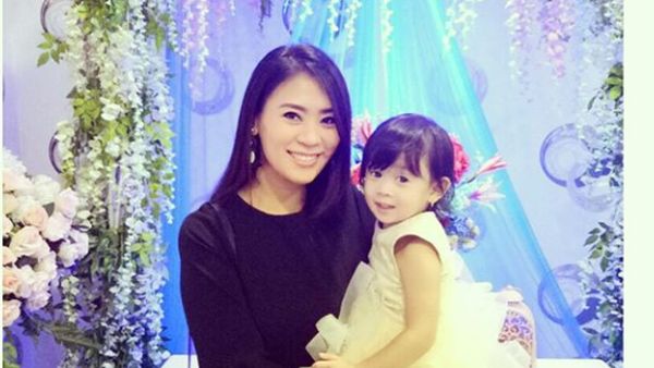 Potret Manis Ibu dan Putri Kecilnya yang Lucu