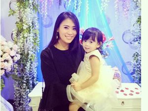 Potret Manis Ibu dan Putri Kecilnya yang Lucu