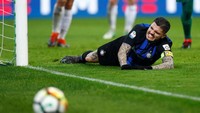 Icardi berkesempatan menjadi penentu kemenangan untuk Inter di masa injury time. Dia menerima umpan di depan gawang yang sudah terbuka lebar. Hasilnya? Seperti diketahui tak ada gol yang terjadi. (Foto: Alessandro Garofalo/Reuters)