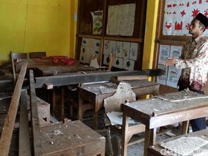 Plafon Ambruk, Puluhan Siswa Belajar di Ruang UKS Sempit