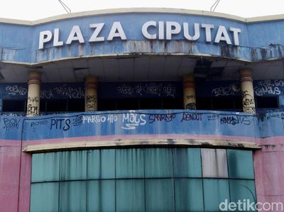 Foto: Kondisi Plaza Ciputat Memprihatinkan