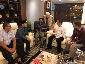 Ke DPR, Nyak Sandang Bicara Rencana Naik Haji Ke DPR, Nyak Sandang Bicara Rencana Naik Haji