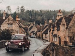 Pasangan Ini Keliling Inggris Naik Mobil Klasik yang Kece Banget