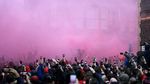 Teror Anfield untuk City: Botol Melayang, Flare Menyala