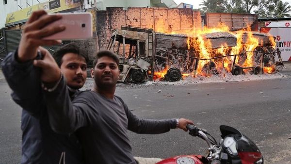 Parah! Di TKP Kecelakaan Kok Malah Selfie?