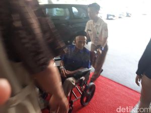 Penglihatan Membaik, Nyak Sandang Diajak ke Hanggar Garuda Penglihatan Membaik, Nyak Sandang Diajak ke Hanggar Garuda
