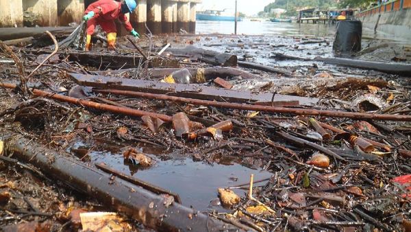 Begini Pencemaran Minyak Mentah di Balikpapan