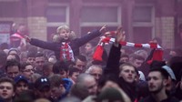 Liverpudlian, sebutan fans Liverpool, dari yang masih kecil hingga dewasa menyemuti Anfield untuk mendukung tim kesayangannya. Mereka datang dengan atribut lengkap. (Foto: Shaun Botterill/Getty Images)