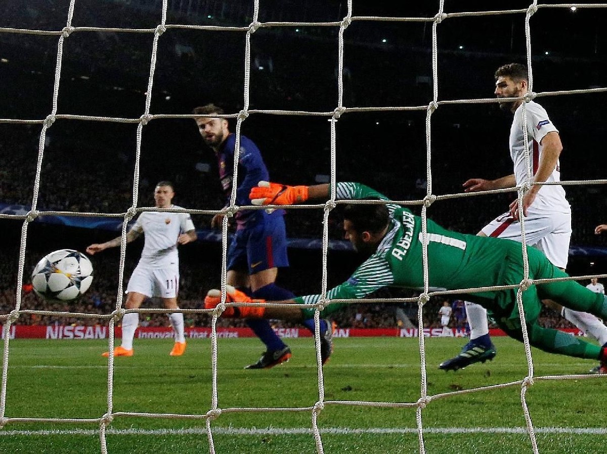 Gerard Pique saat mencetak gol ketiga Barcelona ke gawang AS Roma. (Foto: Juan Medina/Reuters)
