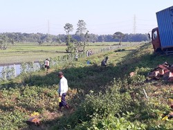Warga Ambil Minyak Goreng Muatan Truk yang Kecelakaan di Tol Ngawi