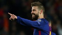 Gerard Pique menegaskan dirinya sebagai salah satu bek tersubur di Eropa. Mencetak satu gol untuk membantu Barcelona menundukkan AS Roma, Pique kini punya koleksi 12 gol di Liga Champions. (REUTERS/Albert Gea)