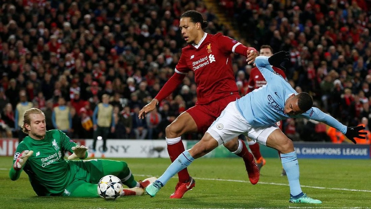 Virgil Van Dijk menyebut Liverpool tetap akan tampil menyerang di Etihad Stadium. (Andrew Yates/Reuters)