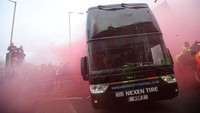 Bus yang membawa para pemain, pelatih, dan ofisial City tersebut diserang begitu tiba di Anfield. Action Images via Reuters/Carl Recine.