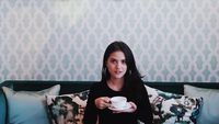 Cantiknya Marsha Aruan, Pacar El Rumi Saat Ngeteh dan Ngemil