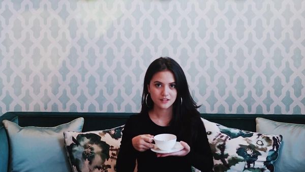 Cantiknya Marsha Aruan, Pacar El Rumi Saat Ngeteh dan Ngemil