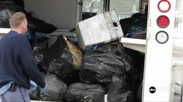 Foto: Surat-surat yang Ditemukan di Rumah Tukang Pos AS