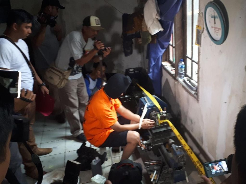 Senpi Rakitan Produksi Ahmad Rizki Dijual hingga Rp 1,8 Juta Senpi Rakitan Produksi Ahmad Rizki Dijual hingga Rp 1,8 Juta